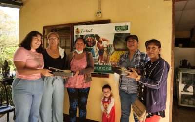 Mujeres de Pacayita, en Masaya, reciben capacitación en energía solar y agricultura sostenible.
