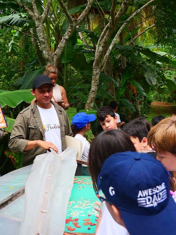 Los niños conocen los deshidratadores solares para conservar alimentos en finca Frutesol
