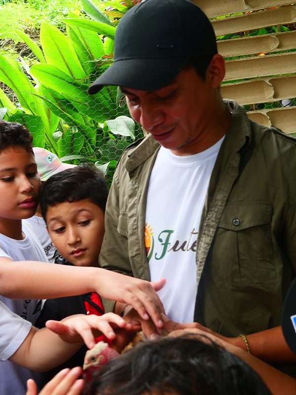 Niños conocen sobre la crianza y cuido de las aves de corral en finca Frutesol