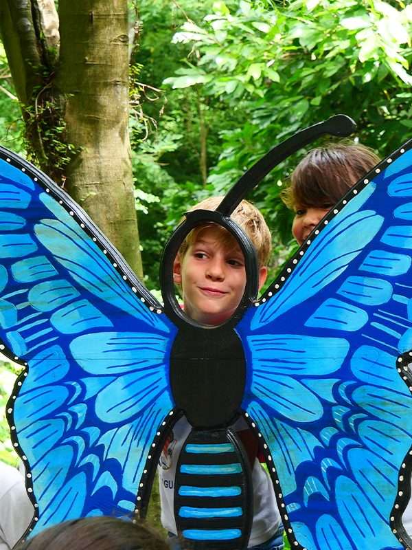 Niños disfrutan de la naturaleza en finca Frutesol y admiran las mariposas en entorno natural